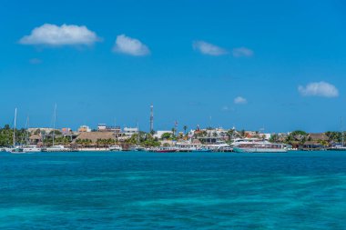 Meksika, Cancun yakınlarındaki renkli Isla Mujeres adasında Norten plajı, feribottan adaya manzara
