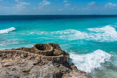 Meksika, Cancun yakınlarındaki Mujeres Adası 'ndaki Maya tapınağının kalıntıları.