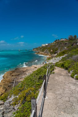 South Point Punta Sur Cancun Meksika Adası turkuvaz suyu, arka plan mavi gökyüzü, dikey