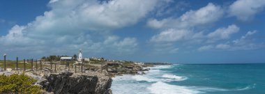 Mujeres Adası Güney Noktası Punta Sur Cancun Meksika Adası turkuvaz suyu ve kayalık kıyı şeridi, arka plan mavi gökyüzü
