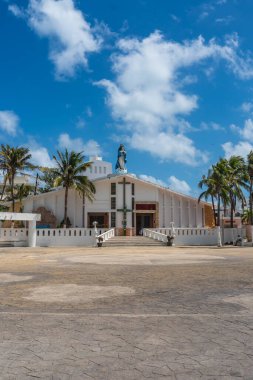 Katolik kilisesinin güzel manzarası. Iglesia de la Inmaculada Concepcion, Isla Mujeres, Cancun, Meksika, dikey