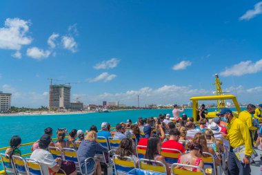 CanCUN, MEXIICO - 10 Mart 2021: Ultramar feribotu Isla Mujeres 'e hareket ediyor, bot güvertesinden Cancun Oteli manzaralı