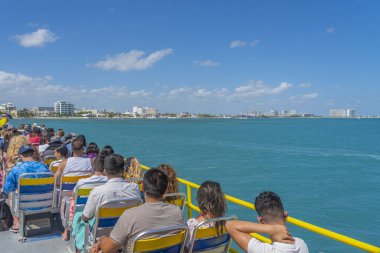 CanCUN, MEXIICO - 10 Mart 2021: Ultramar feribotu Isla Mujeres 'e hareket ediyor, bot güvertesinden Cancun Oteli manzaralı