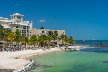 CANCUN, MEXIICO - 10 Mart 2021 'de Ultramar feribot botları güvertesinden Cancun Oteli' ne, plajdaki insanlarla birlikte görüntü