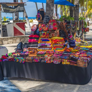 ISLA MUJERES, MEXICO - 12.2021 Mart: Meksika, Isla Mujeres caddesinde renkli hediyelik eşya dükkanları. Cancun.