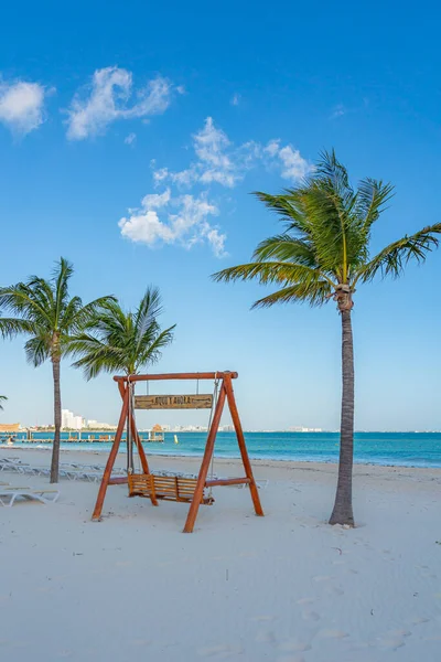 Strand Mit Leerer Schaukel Morgen Cancun Palmen Und Blauem Himmel — Stockfoto