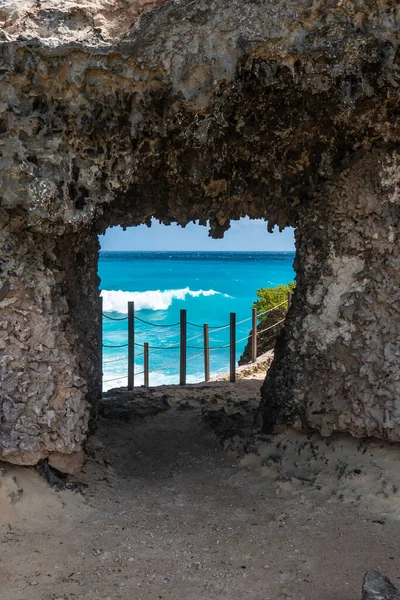 アイラ ムジェレス サウスポイントプンタ カンクンメキシコ島のターコイズブルーの海への道 岩だらけの海岸線 — ストック写真