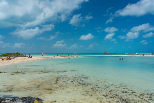 Isla Mujeres Mexico 3月12日 2021 プラヤノルテ 透明なターコイズブルーの水と人々 イスラ ムヘレスの北のビーチ — ストック写真