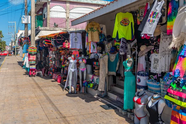 ISLA MUJERES, MEXICO - 12.2021 Mart: Meksika, Isla Mujeres caddesinde renkli hediyelik eşya dükkanları. Cancun.
