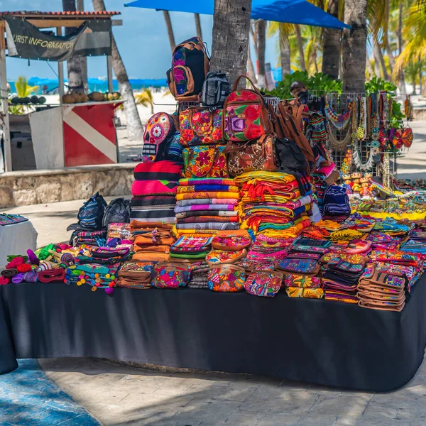 ISLA MUJERES, MEXICO - 12.2021 Mart: Meksika, Isla Mujeres caddesinde renkli hediyelik eşya dükkanları. Cancun.