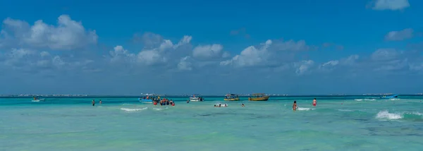 Isla Mujeres Mexico 3月12日 2021 プラヤノルテ 透明なターコイズブルーの水とボート イスラ ムヘレスの人々と北のビーチ — ストック写真