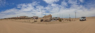 KOLMANSKOP, NAMIBIA - HAZİRAN 08. 2021: Alman Kolmanskop Panoraması - Namibya 'da terk edilmiş binalarla Kolmannskuppe Hayalet Kasabası, Namib Çölü