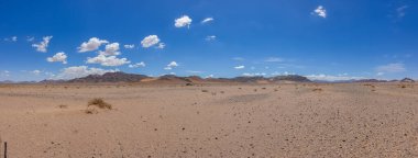 Kalahari Çölü 'nde yol, Namibya, arka plan bulutlu ve mavi gökyüzü olan panorama