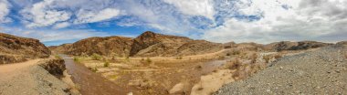 Namibya 'daki Gaub nehrinin panoraması sağanak yağıştan sonra çok su ile, Namib-Naukluft Ulusal Parkı, arka plan mavi gökyüzü