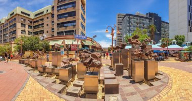 WINDHOEK, NAMIBIA - 18 Ocak 2021: Windhoek Merkezi 'ndeki Gibeon Meteoritlerinin Panoraması, arka plan binaları
