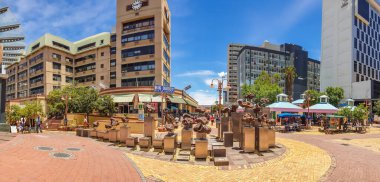 WINDHOEK, NAMIBIA - 18 Ocak 2021: Windhoek Merkezi 'ndeki Gibeon Meteoritlerinin Panoraması, arka plan binaları