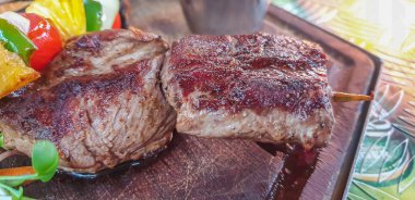 Namibya Braai, Kudu, Springbok, Zebra bifteği ve salata Windhoek 'teki bir restoranda. Seçilmiş odak noktasıyla yakın plan.