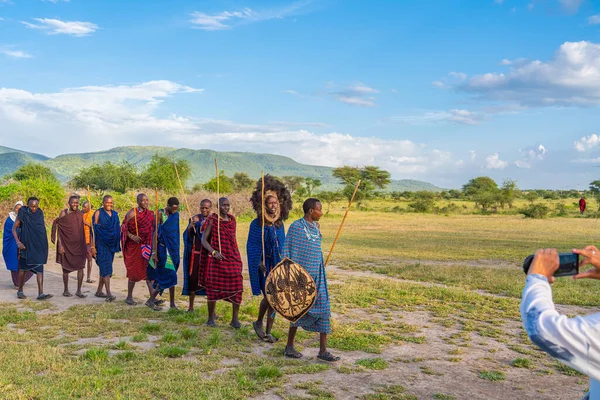 Ngorongoro Tanzania February 2020 Woman Take Picture Massai Warrior Participating — Stock Photo, Image