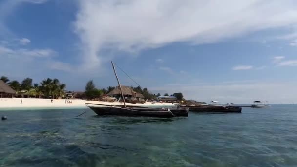 Nungwi sahilinde turkuaz okyanus ve tatil sahneleriyle Zanzibar 'ın taklitleri. — Stok video