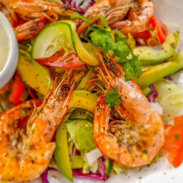 Primer plano de ensalada con camarones y verduras de aguacate, ensalada de pepino verde, tomate —  Fotos de Stock