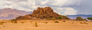 Namib Çölü 'ndeki kaya dağından Panorama, Sossusvlei manzarası, Namibya arkaplan bulutlu gökyüzü, kapat