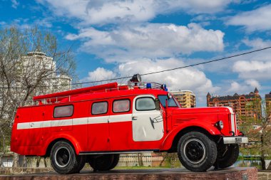 KRASNODAR - 21 Mayıs 2021: Sovyet saatinden Yangın Otomobili Zil, Krasnodar 'dan İtfaiye Motoru Sovyet Otomobili Oldtimer, arka plan mavi bulutlu gökyüzü