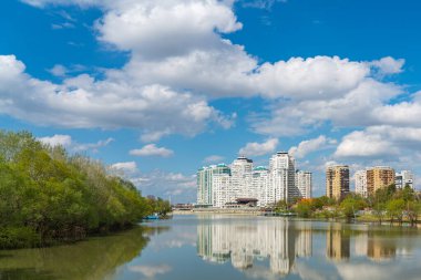 KRASNODAR, RUSSIA - APRIL 24.2021: Krasnodar şehri ve Kuban Nehri ufuk çizgisi panoramik görünümü. Baharda güzel bulutlu gökyüzü.