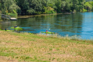 MIRAVET, İspanya - 12 Haziran 2021: İspanya 'nın Miravet kentinden geçen Ebro Nehri' ndeki kanolar