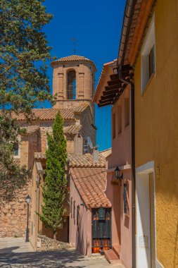 Ebro Nehri 'ndeki tarihi Miravet kasabası, İspanya' nın Tarragona bölgesindeki eski binalarla sokak manzarası.