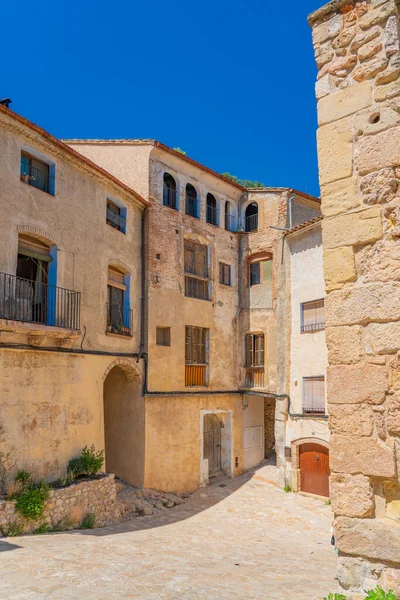 エブロ川のミラヴェットの歴史的な町 古い建物と通りの景色 スペインのタラゴナ州 — ストック写真