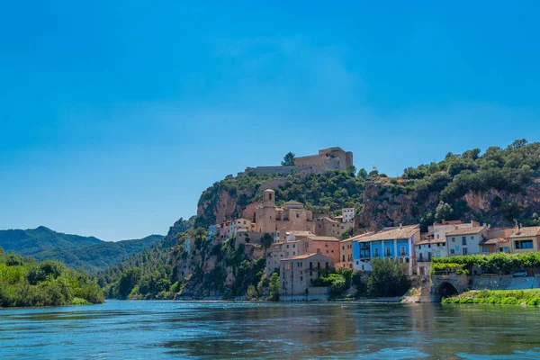 Floden Ebro Och Staden Miravet Med Gamla Byggnaderna Provinsen Tarragona — Stockfoto