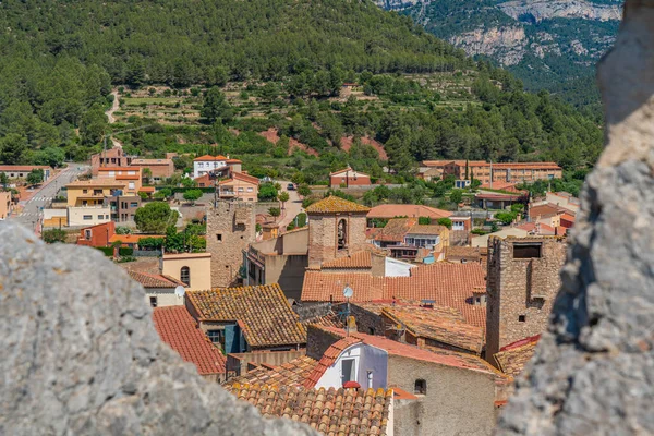 カタルーニャ州プラティップに教会の塔を持つ古い家の屋根 山の背景の森 — ストック写真