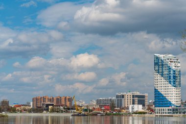 KRASNODAR, RUSSIA - APRIL 24.2021: Krasnodar şehri ve Kuban Nehri ufuk çizgisi panoramik görünümü. Baharda güzel bulutlu gökyüzü.