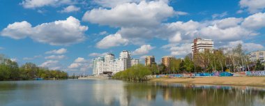 KRASNODAR, RUSSIA - APRIL 24.2021: Krasnodar şehri ve Kuban Nehri ufuk çizgisi panoramik görünümü. Baharda güzel bulutlu gökyüzü.