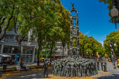 TARRAA, İSPAN - 23 Haziran 2021: Anıt kazıcıları, insan kulesi heykeli,