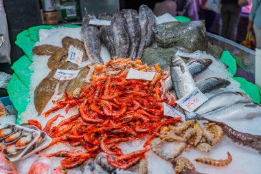 Balık ve diğer deniz ürünleri İspanyol pazarında satışta.