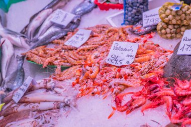 Balık ve diğer deniz ürünleri İspanyol pazarında satışta.