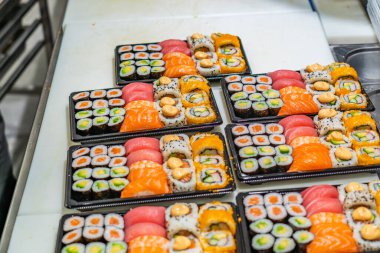 Japon suşi yiyeceği. Maki ve rulo ton balığı, somon, karides, yengeç ve avokado, çeşit çeşit suşi.