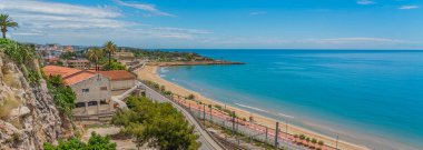 Haziran ayında İspanya 'da Tarragona' daki El Miracle Sahili manzarası.