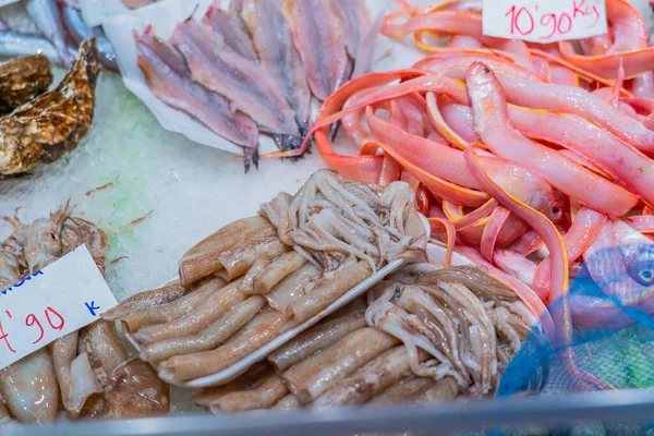 Peixes e outros frutos do mar num balcão à venda num mercado espanhol — Fotografia de Stock