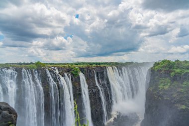 Zambezi Nehri 'ndeki Victoria Şelalesi, Zambiya ve Zimbabwe' nin mavi gökyüzü sınırı.
