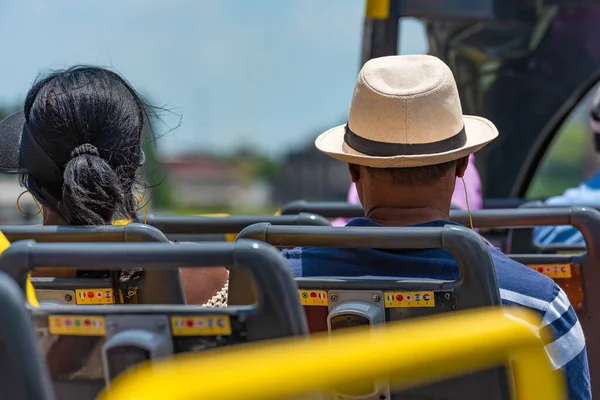 Επιστροφή άποψη των τουριστών, ο άνθρωπος με μια καλύβα και μια γυναίκα βόλτες σε ένα διώροφο λεωφορείο για τα αξιοθέατα — Φωτογραφία Αρχείου