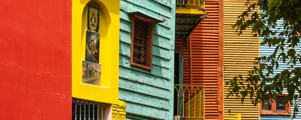 Calle Caminito en La Boca, panorama con coloridos edificios con ventanas en Buenos Aires —  Fotos de Stock