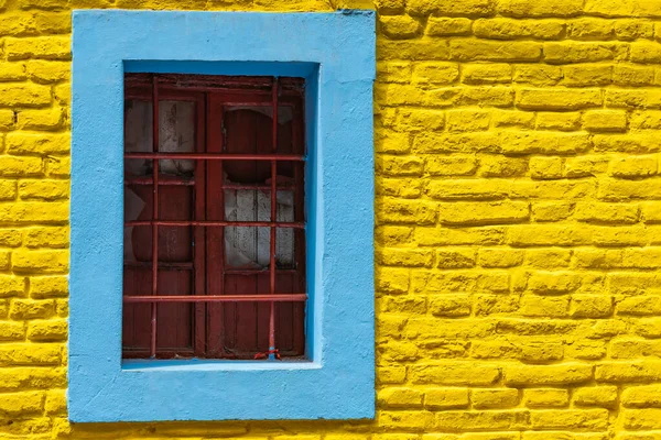 Calle Caminito en La Boca con la colorida ventana y una pared amarilla, Buenos Aires — Foto de Stock