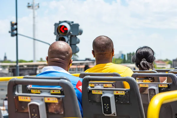 Vista trasera de los turistas, dos hombres y una mujer paseos en un autobús de dos pisos para hacer turismo — Foto de Stock