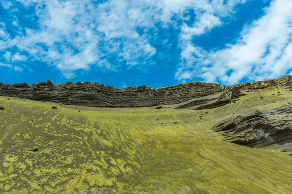 Вид на зеленый песчаный пляж Папакоста на большом острове Гавайи, США. — стоковое фото