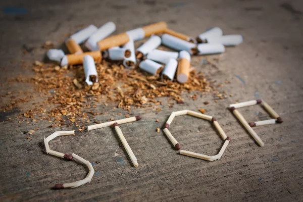 Přestat kouřit pozadí s zlomené cigarety Stock Fotografie