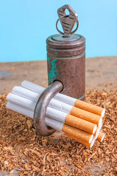 Fondo antitabaco con cigarrillos rotos, tabaco y candado — Foto de Stock