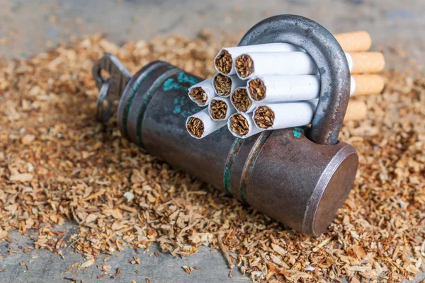 Konceptualny antynikotynową tło z złamanych papierosów i kłódki — Zdjęcie stockowe