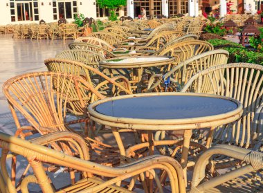 Açık bir kafede ücretsiz tablolar